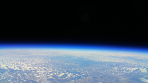 Unsere Erde aus der Stratosphäre: Dieses Bild wurde im Rahmen einer Stratosphärenballon-Mission von Schülerinnen und Schülern des Cusanus-Gymnasiums im Jahr 2024 aufgenommen