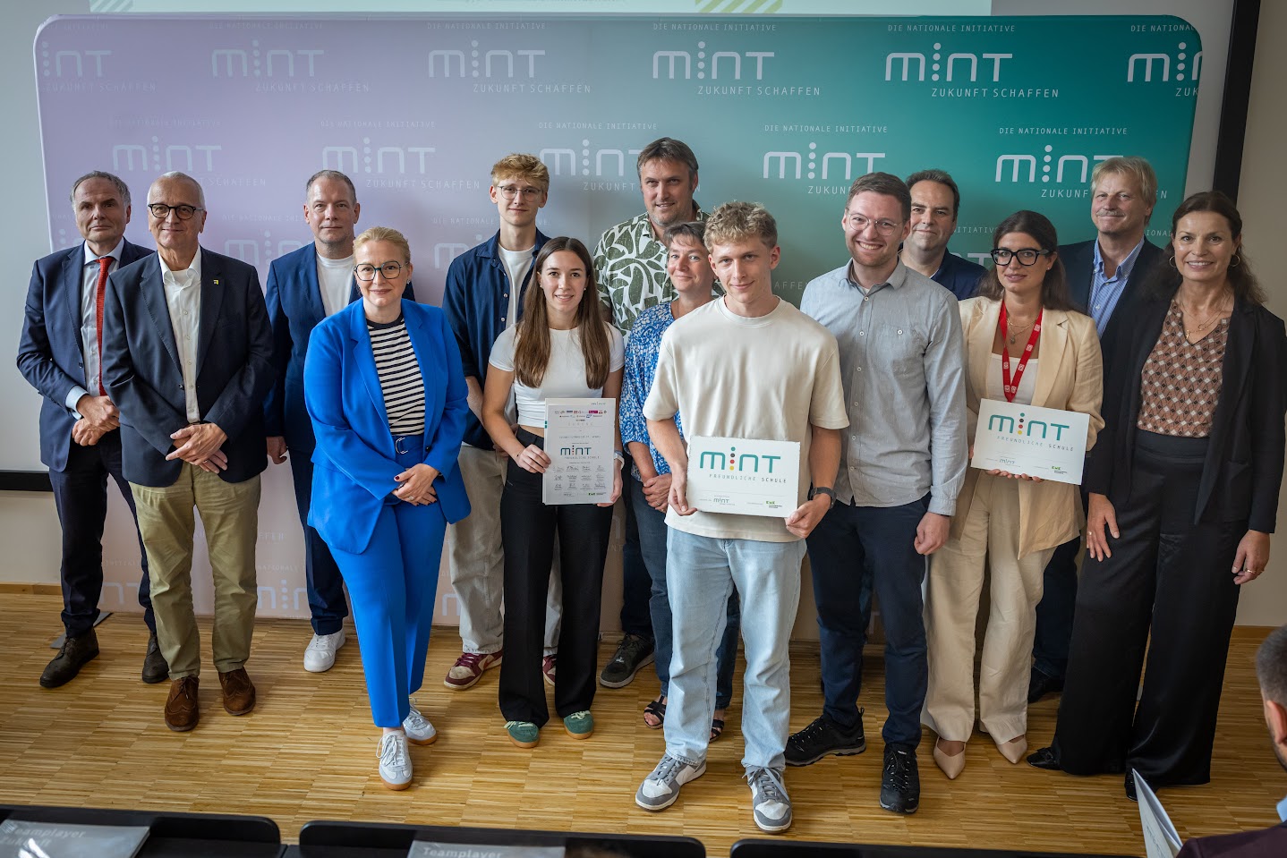 Cusanus-Gymnasium als „MINT-freundliche Schule“ ausgezeichnet
